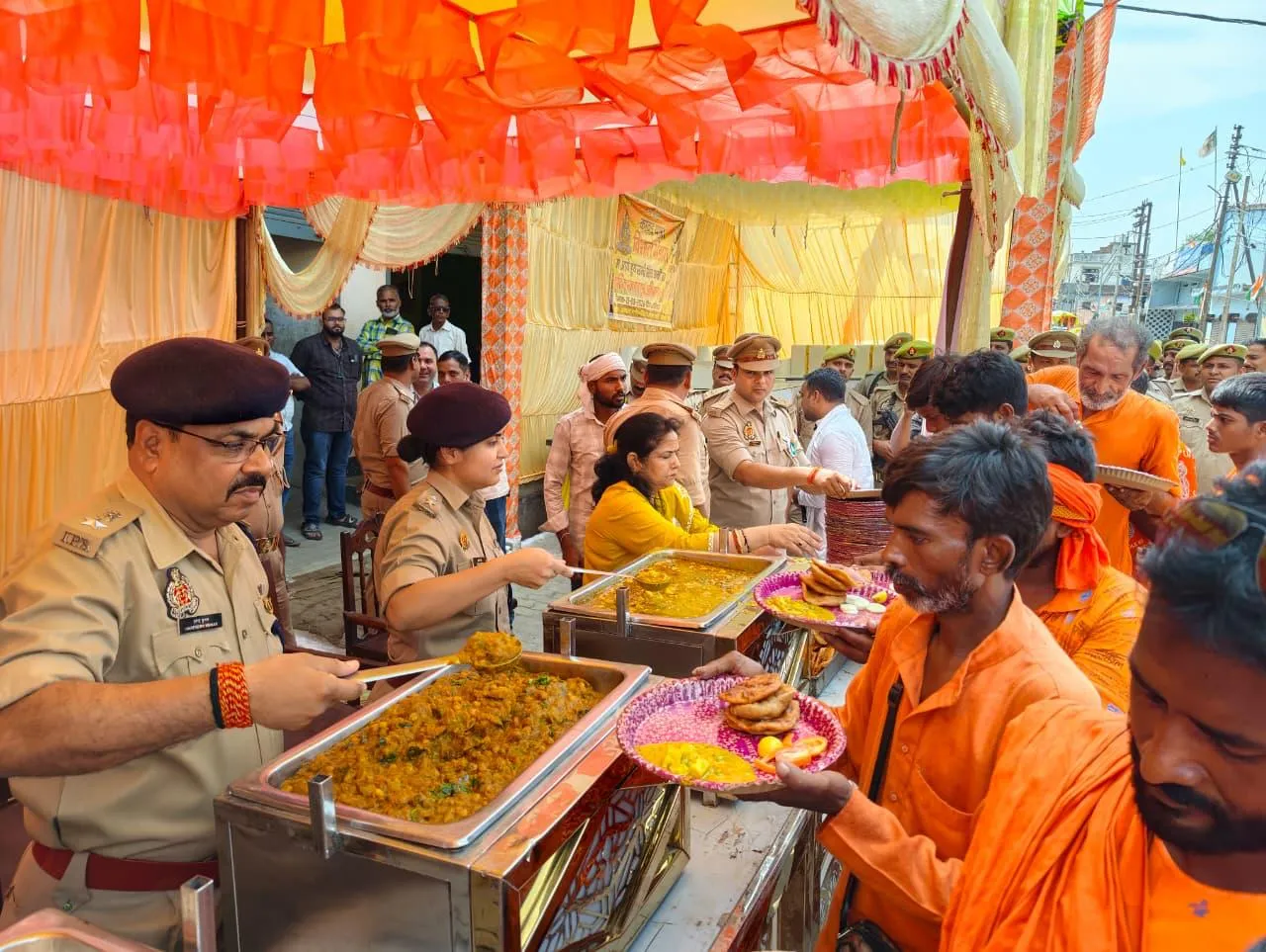 पुलिस अधीक्षक प्राची सिंह संग पुलिस अधिकारियों ने कांवड़ यात्रियों का किया स्वागत, कराया भोजन 