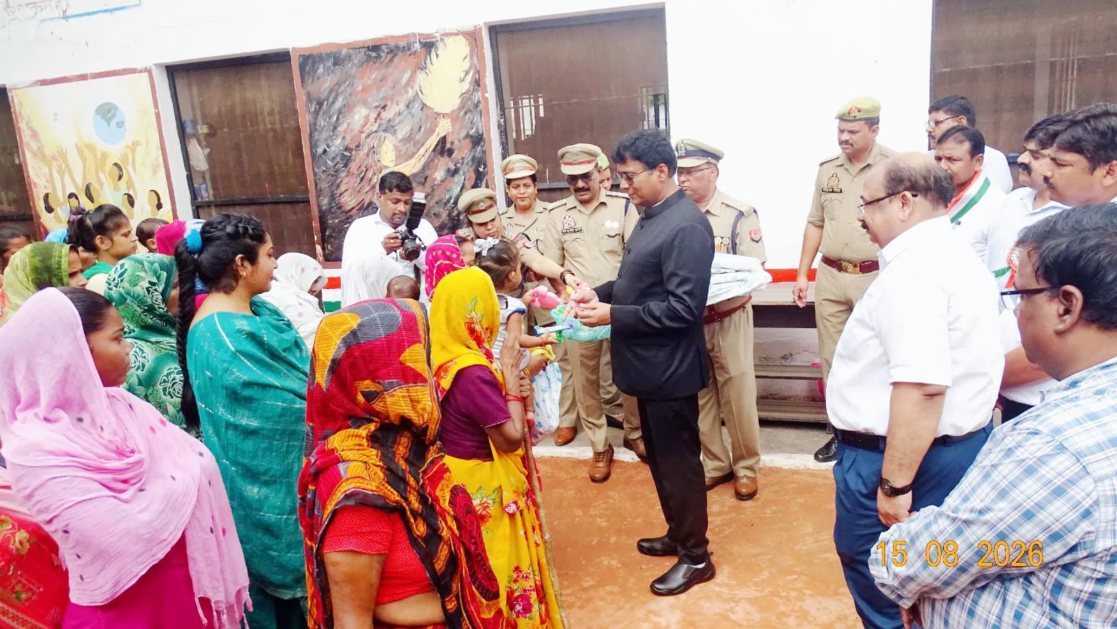 बंदियों के देशभक्ति कार्यक्रम ने बांधा समां,महिला बंदियों और बच्चों को बांटे फल-खिलौने