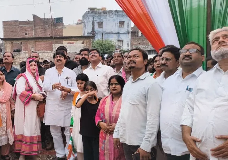 पूर्व मंत्री आबिद रज़ा और चेयरपर्सन फात्मा रज़ा ने संयुक्त रूप से किया ध्वजारोहण