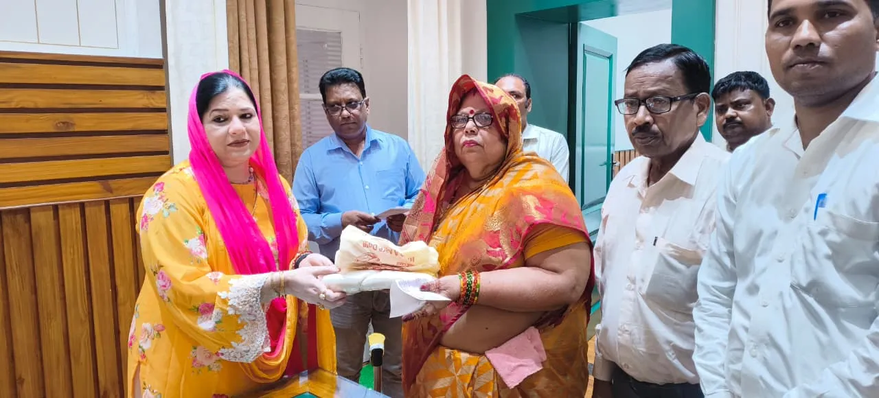 चेयरपर्सन फात्मा रज़ा ने सेवानिवृत्त सफाई कर्मचारी को दी विदाई 