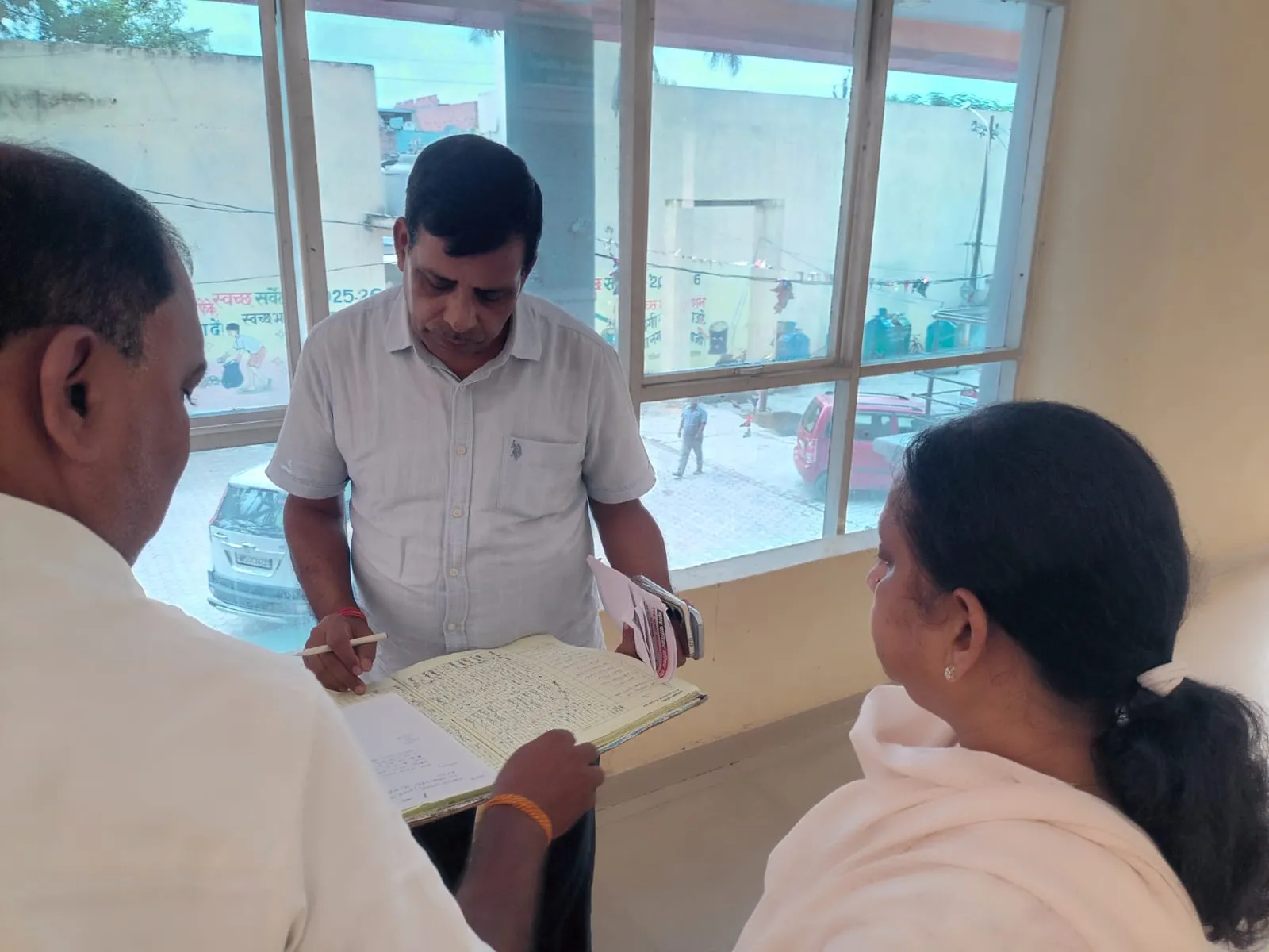 नगर पालिका कार्यालय में एडीएम का औचक निरीक्षण, पांच कर्मचारी मिले नदारद