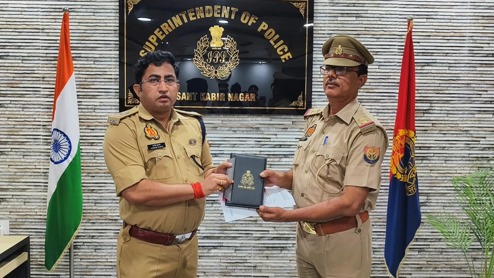 उत्कृष्ट कार्य करने वाले पुलिसकर्मियों को नगद पुरस्कार से किया गया सम्मानित