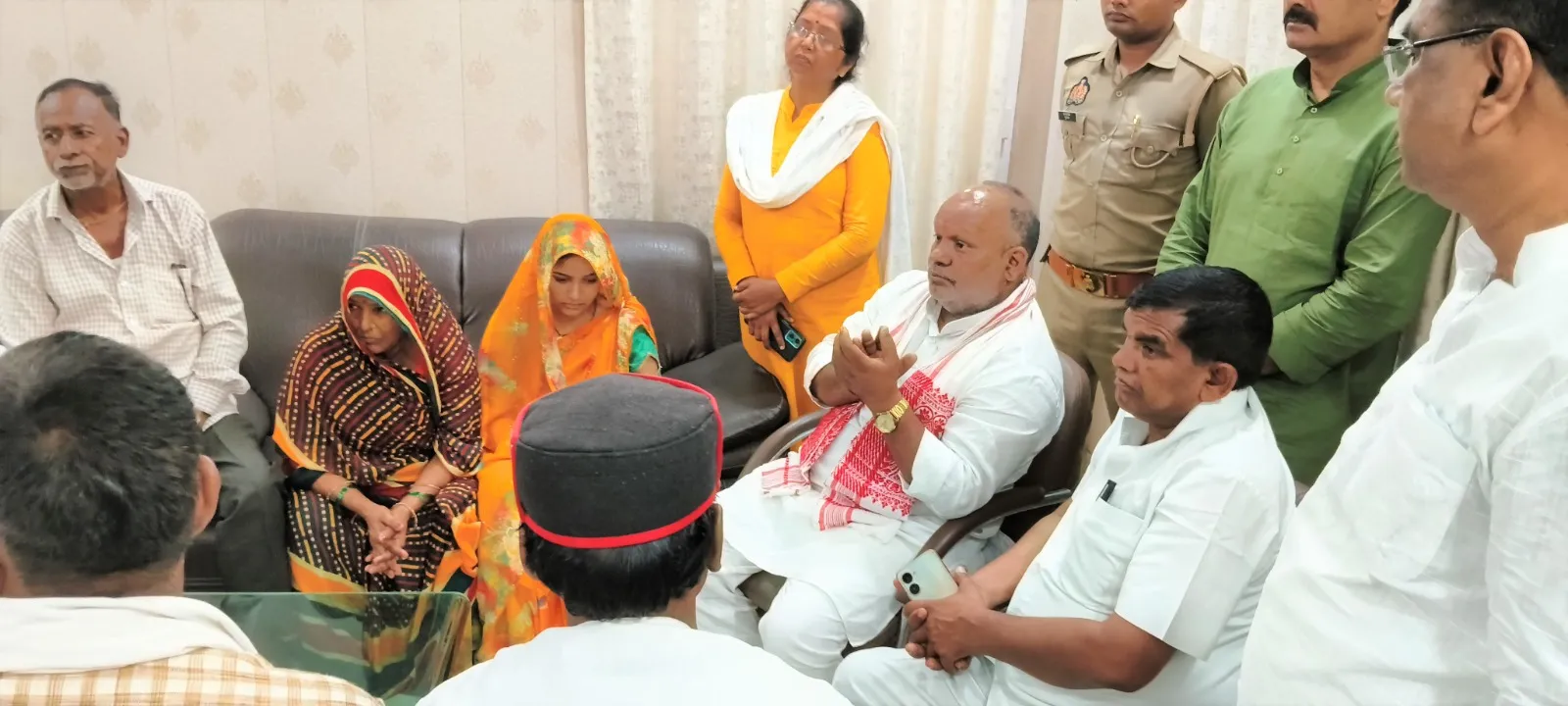 राज्य मंत्री हंस राज विश्वकर्मा ने स्व0 सौरभ विश्वकर्मा के परिजनों मिलकर बंधाया ढांढस