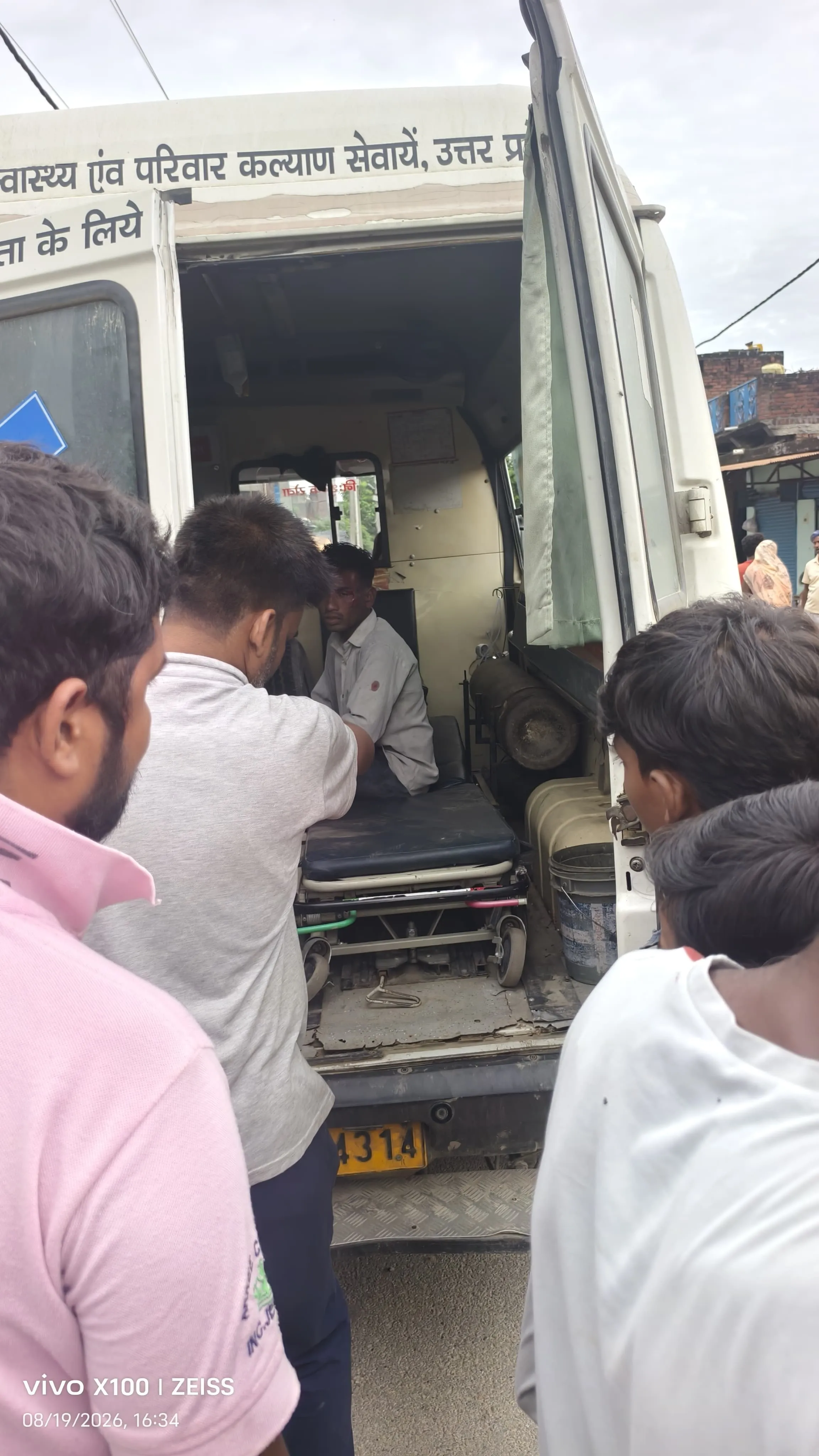 अज्ञात वाहन की टक्कर से बाइक सवार गंभीर रूप से घायल