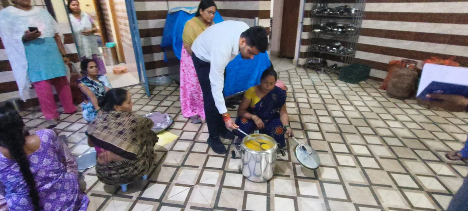 देर शाम कस्तूरबा विद्यालय पहुंचे सीडीओ, महीनों से गायब शिक्षिका पर गिरी गाज