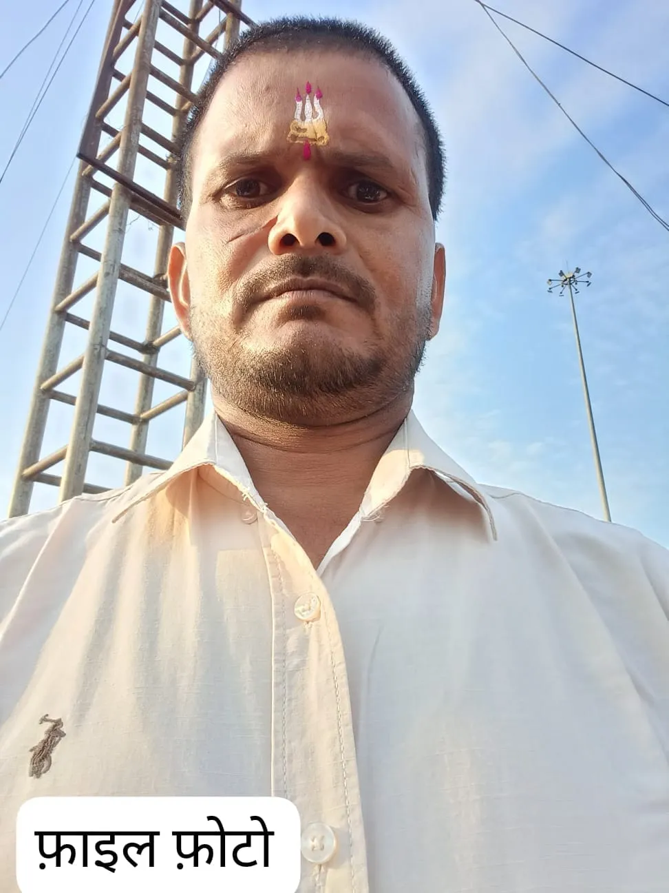 अनियंत्रित होकर पलटी बाइक, कंटीले तारों में फंसकर पशु मित्र की मौत