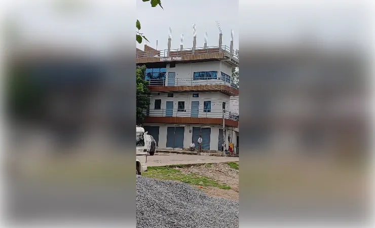 नहर रोड पर तीन मंजिला भवन को लेकर जांच की मांग