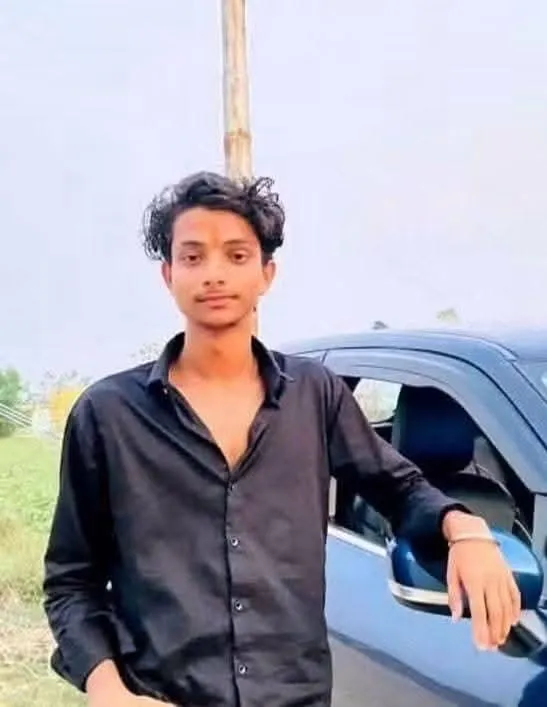 सड़क हादसे में घायल विवेक ने इलाज के दौरान तोड़ा दम