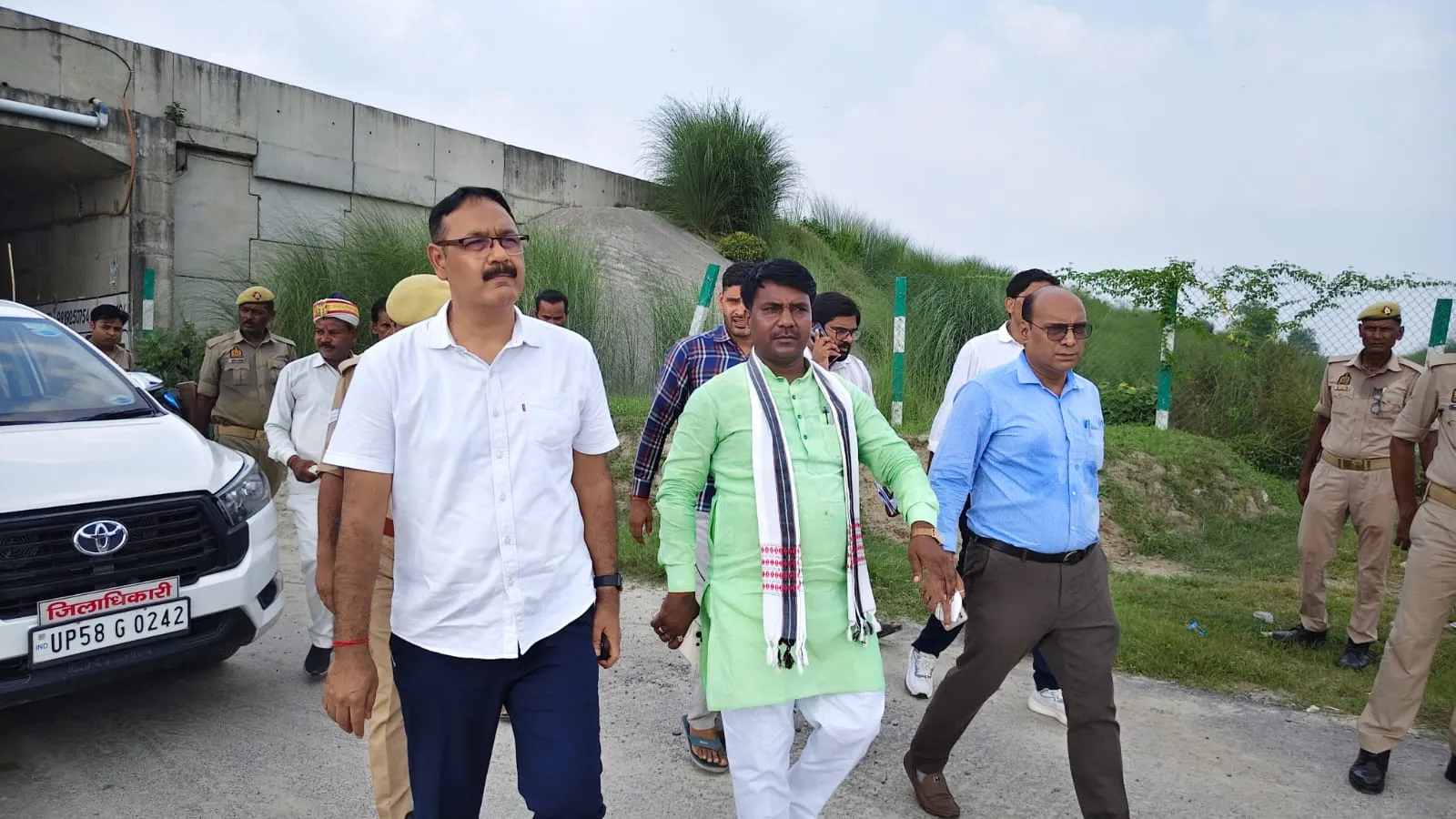 विधायक धनघटा व जिलाधिकारी द्वारा तटबंध का किया गया निरीक्षण
