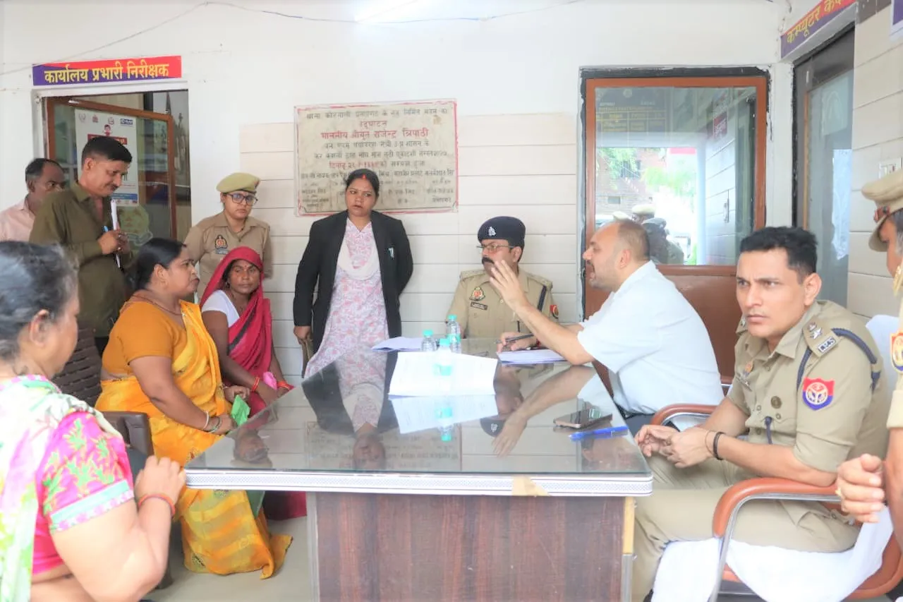 थाना समाधान दिवस में डीएम-एसपी ने सुनी फरियादियों की समस्याएं
