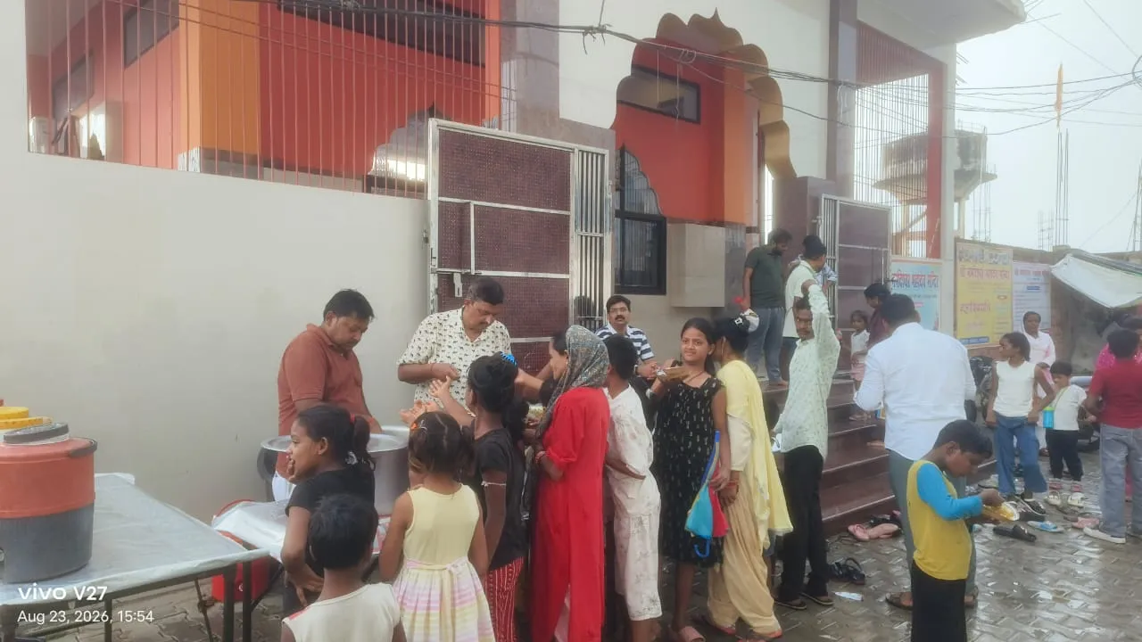 सावन में नर्मदेश्वर महादेव मंदिर में हुआ प्रसाद वितरण 