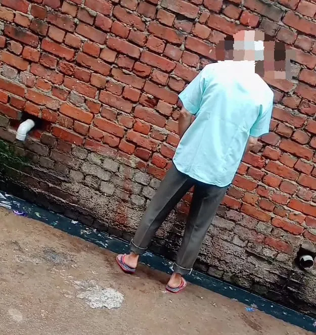 “थरबरनगंज की गली बनी पेशाबघर, खुलेआम पेशाब करते लोग