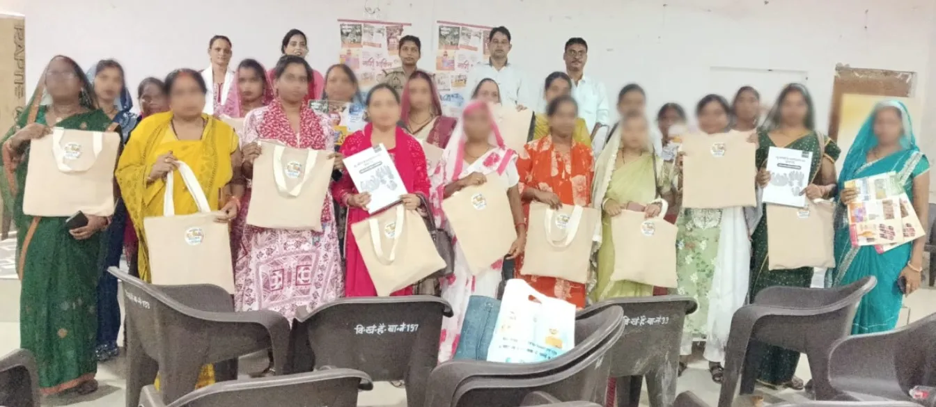 कम्युनिटी पुलिसिंग यूनिट द्वारा सरकारी योजनाओं की दी गई जानकारी