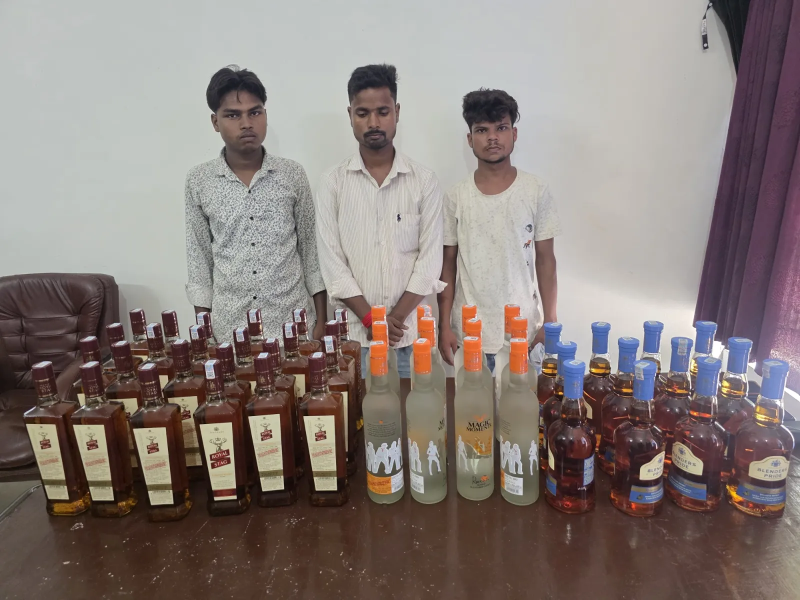    बिहार जा रही शराब की खेप पर पुलिस का शिकंजा, बाइक से 48 बोतल बरामद; तीन गिरफ्तार