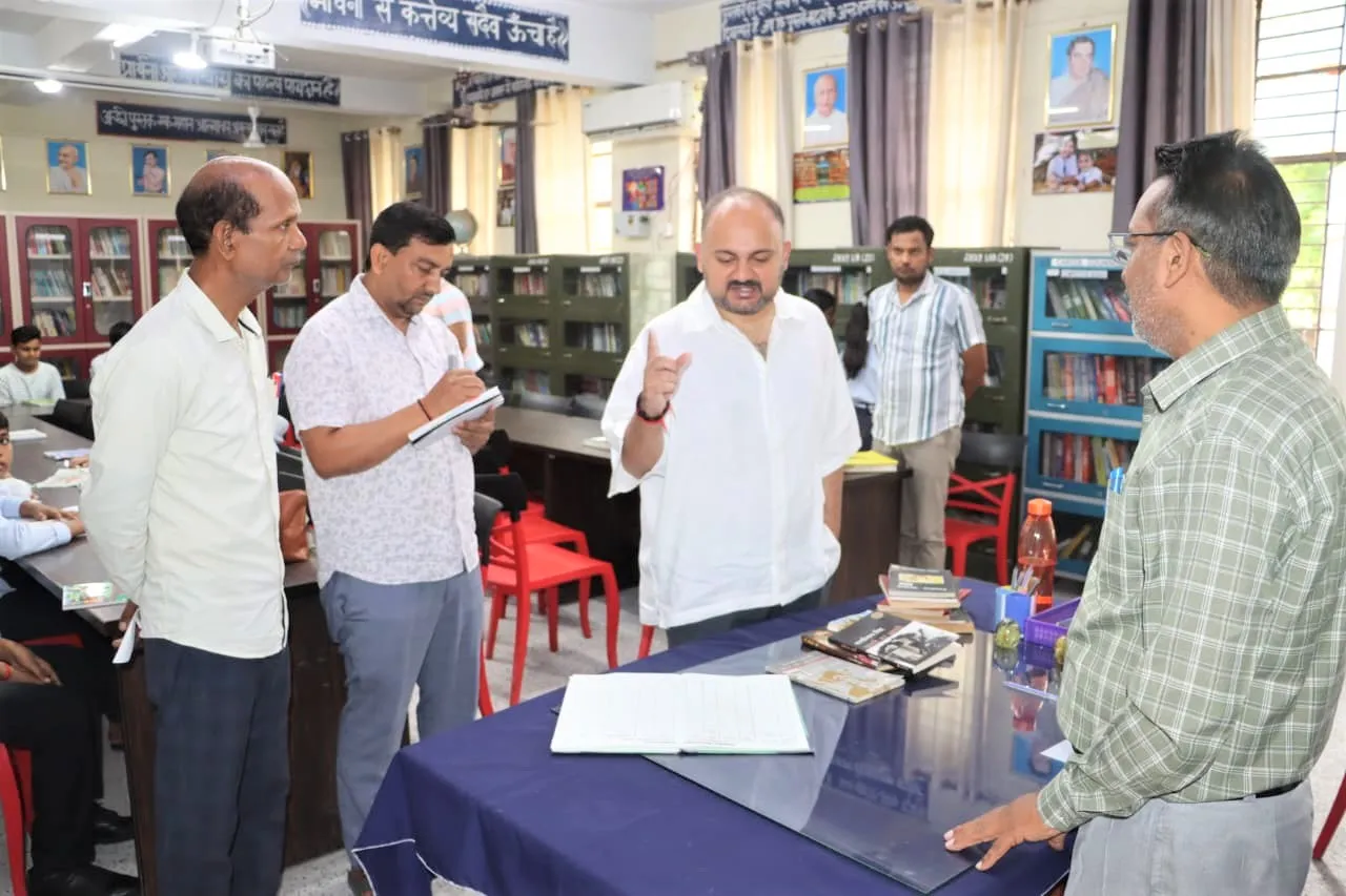 डीएम ने जवाहर नवोदय विद्यालय व बृहद संरक्षण गौशाला का किया निरीक्षण