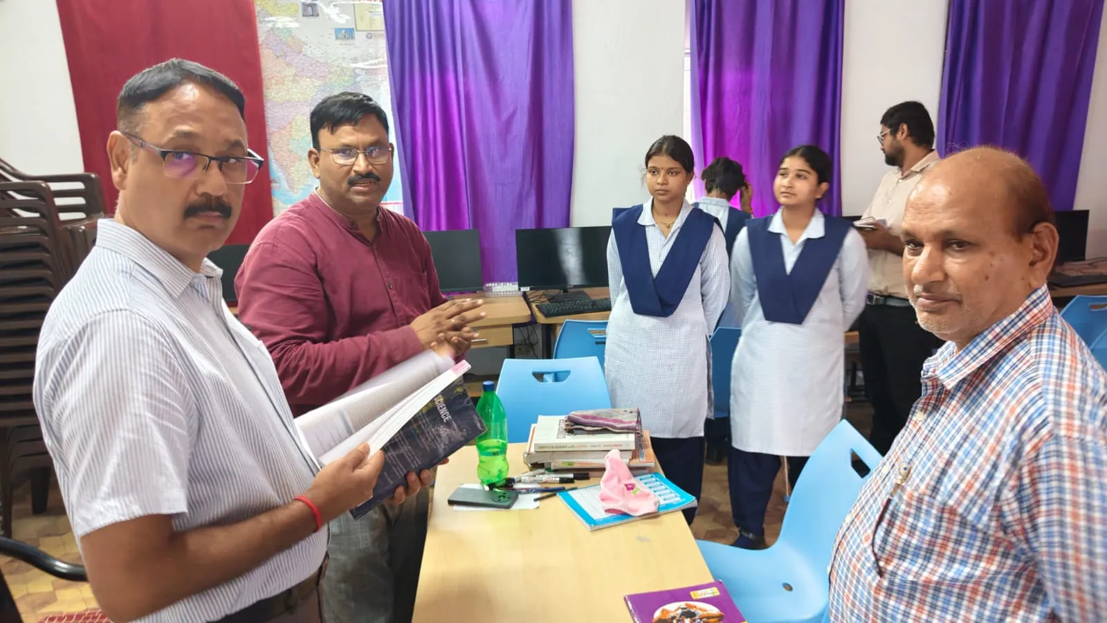 जिलाधिकारी द्वारा जवाहर नवोदय विद्यालय हरिहरपुर का किया गया निरीक्षण