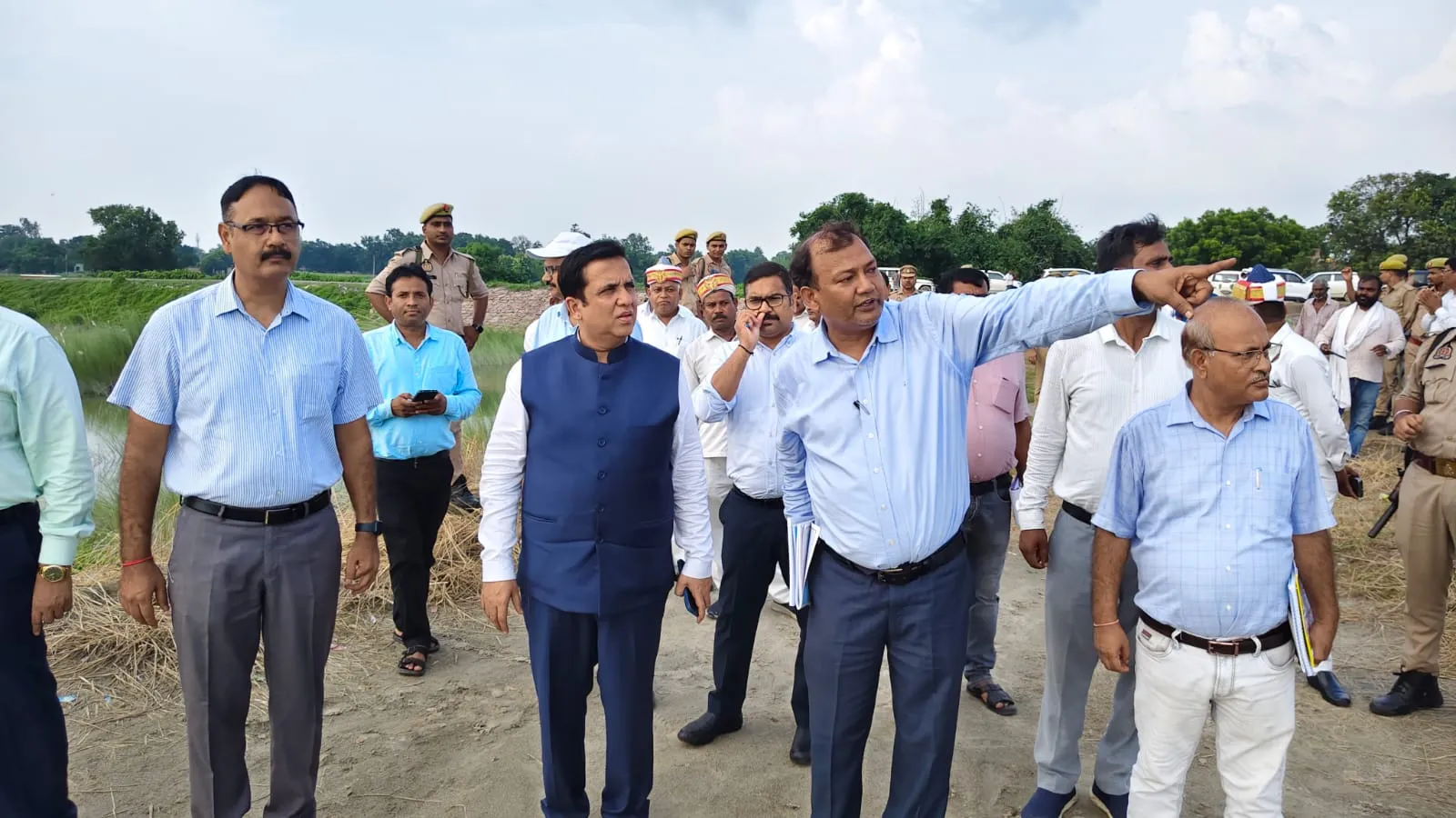 मण्डलायुक्त द्वारा ढ़ोलबजा तटबंध का किया गया निरीक्षण