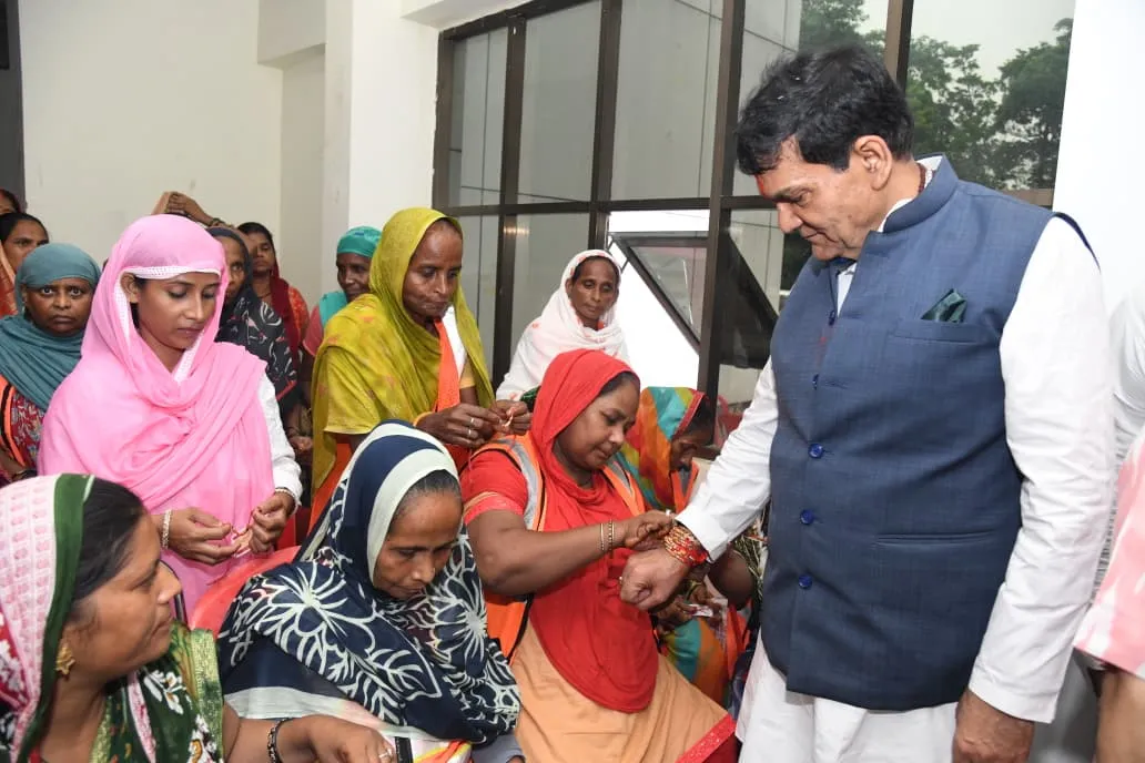 स्वच्छताकर्मी महिलाओं ने नगर विकास एवं ऊर्जा मंत्री  ए.के. शर्मा को बांधी राखी