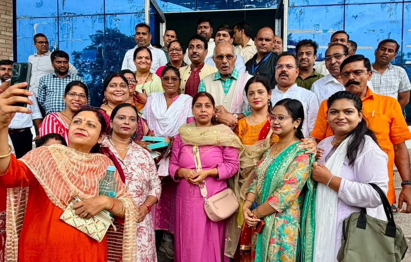 शिक्षिकाओं ने राखी बांधकर मांगी नौकरी की सुरक्षा