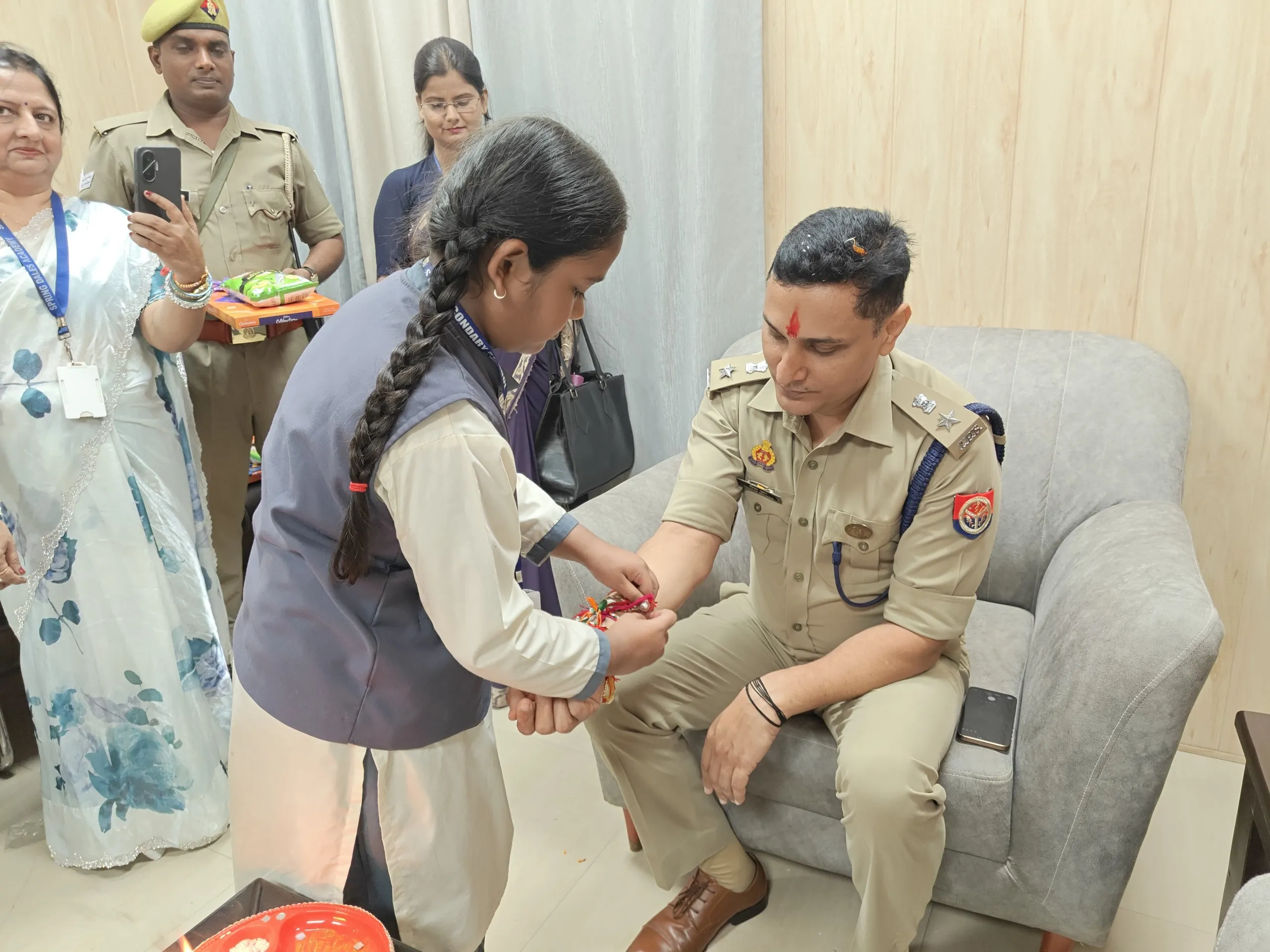 छात्राओं ने एसपी समेत पुलिस अधिकारियों को बांधी राखी