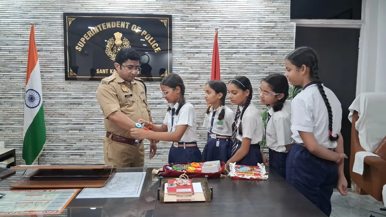 छात्राओं ने पुलिस अधीक्षक संतकबीरनगर को बांधी राखी