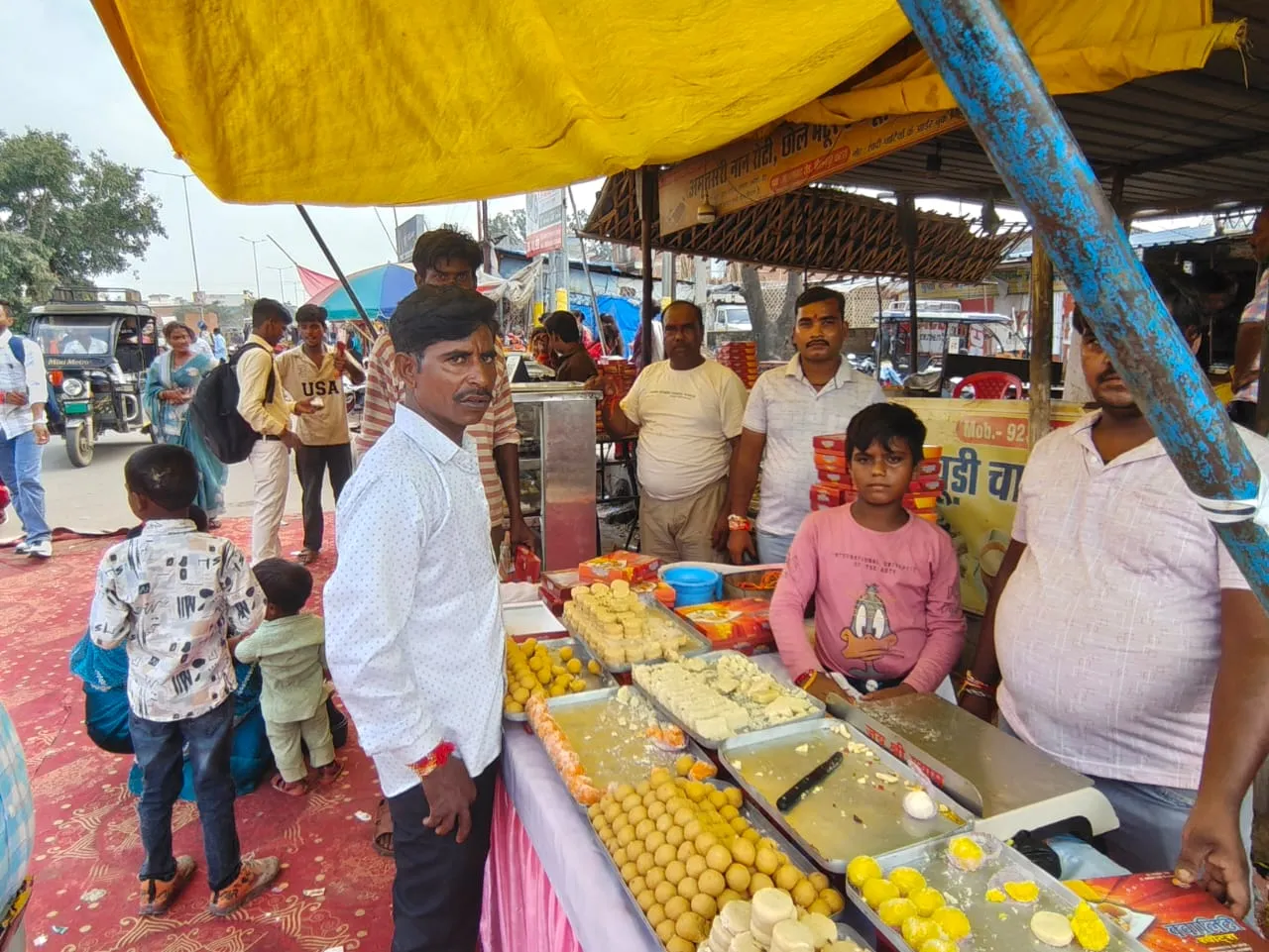 रक्षाबंधन पर सजा कटरा का बाजार, मिठाई और राखी की दुकानों पर उमड़ी भीड़