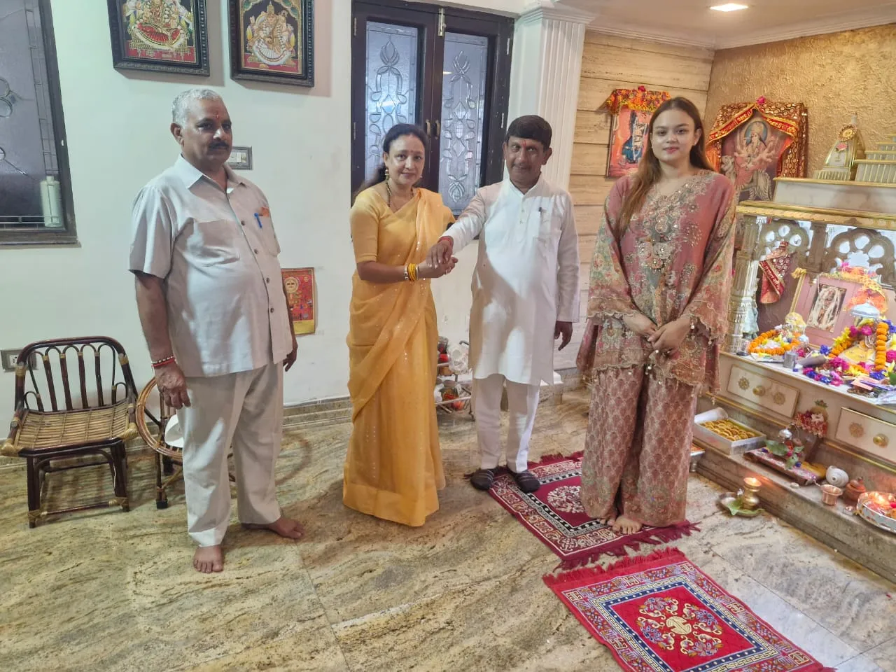 मोना ने अधिवक्ताओं समेत बड़ी संख्या मंे भाईयों की कलाई में बांधी राखी