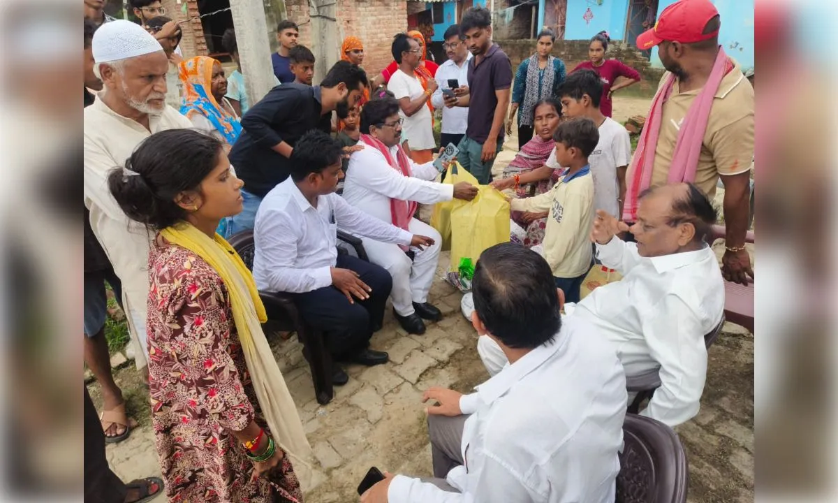 दो मासूम अनाथों की सहायता के लिए सांसद के साथ पहुंचे पूर्व विधायक