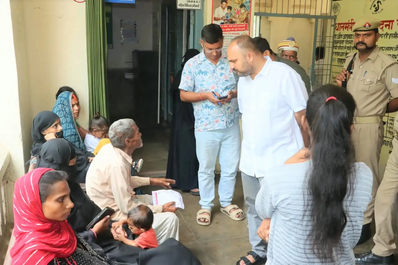 पीएचसी और विद्यालय पहुंचे डीएम, व्यवस्थाओं की परखी हकीकत, गैरहाजिरी पर जताई नाराजगी
