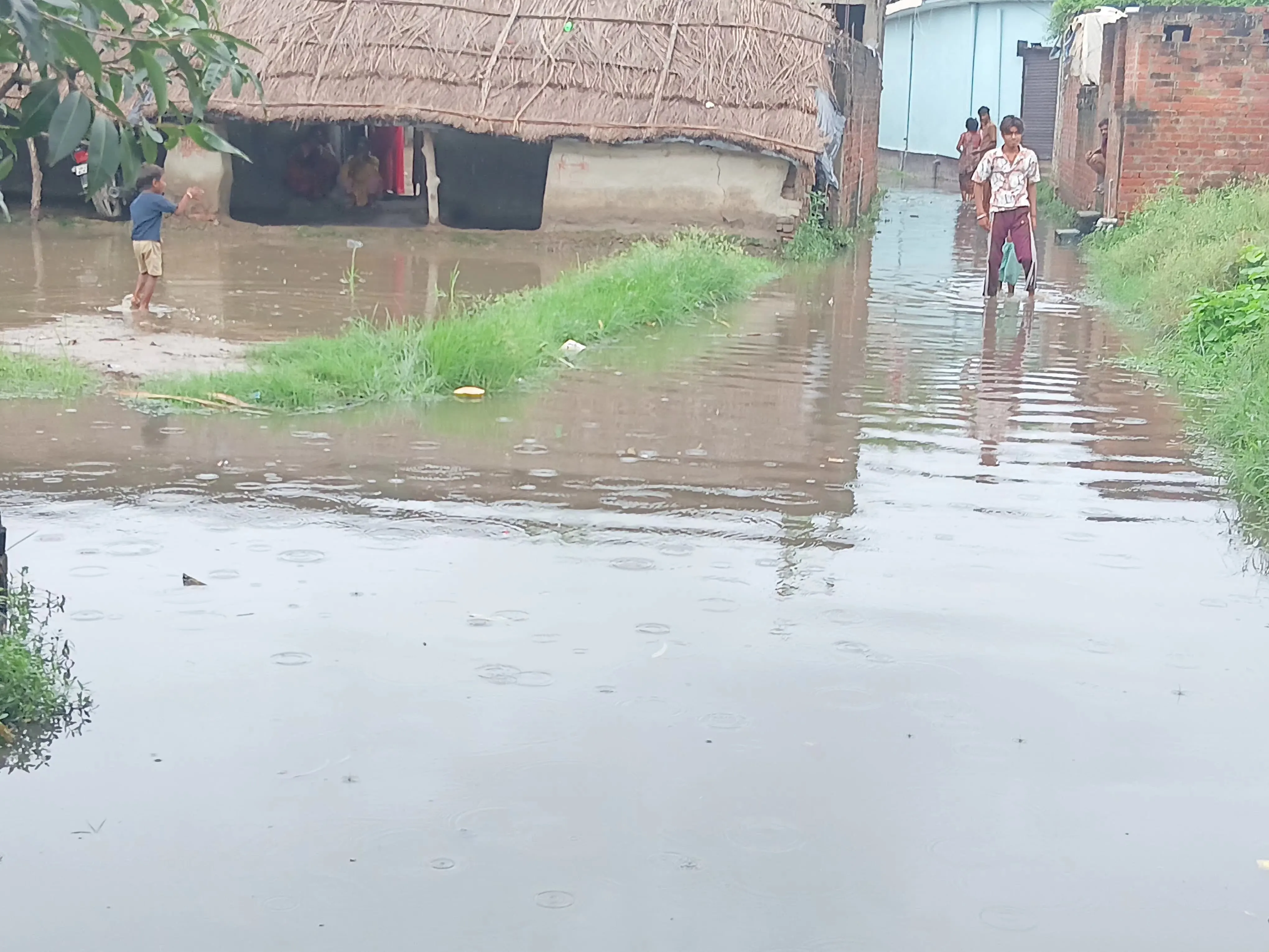 रसूलपुर में जलभराव से ग्रामीण बेहाल, घरों तक पहुंचा पानी