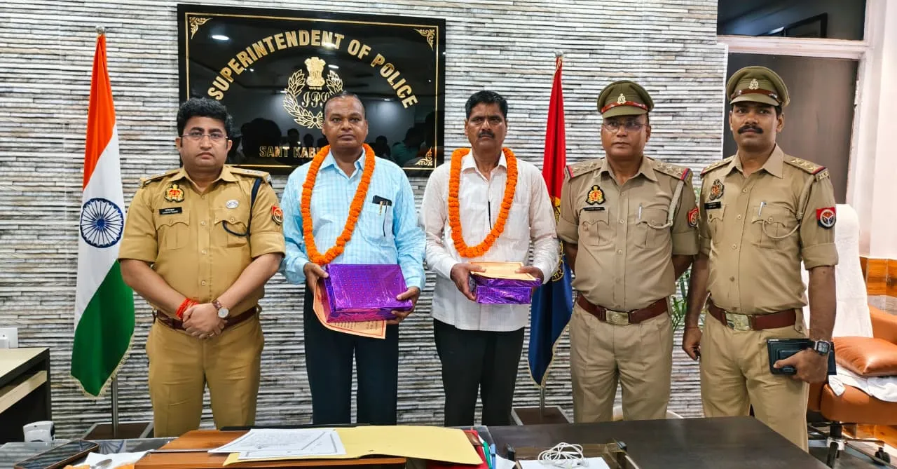 सेवानिवृत्त 02 पुलिसकर्मियों को पुलिस अधीक्षक संतकबीरनगर ने दी भावभीनी एवं ससम्मान विदाई