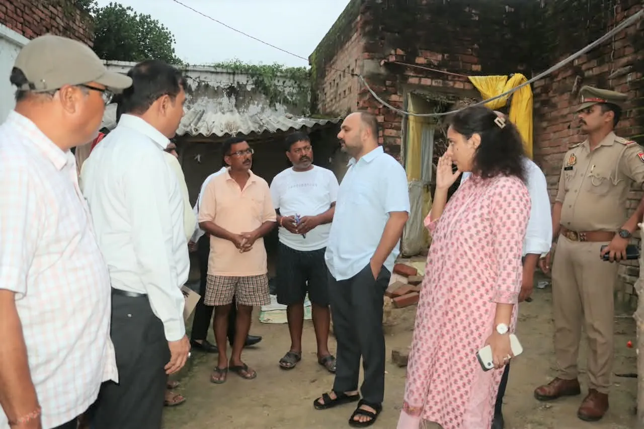 डीएम ने सराय बहेरिया घटनास्थल पर पहुंचकर जाना पीड़ितों का हाल, लेखपाल को किया निलंबित