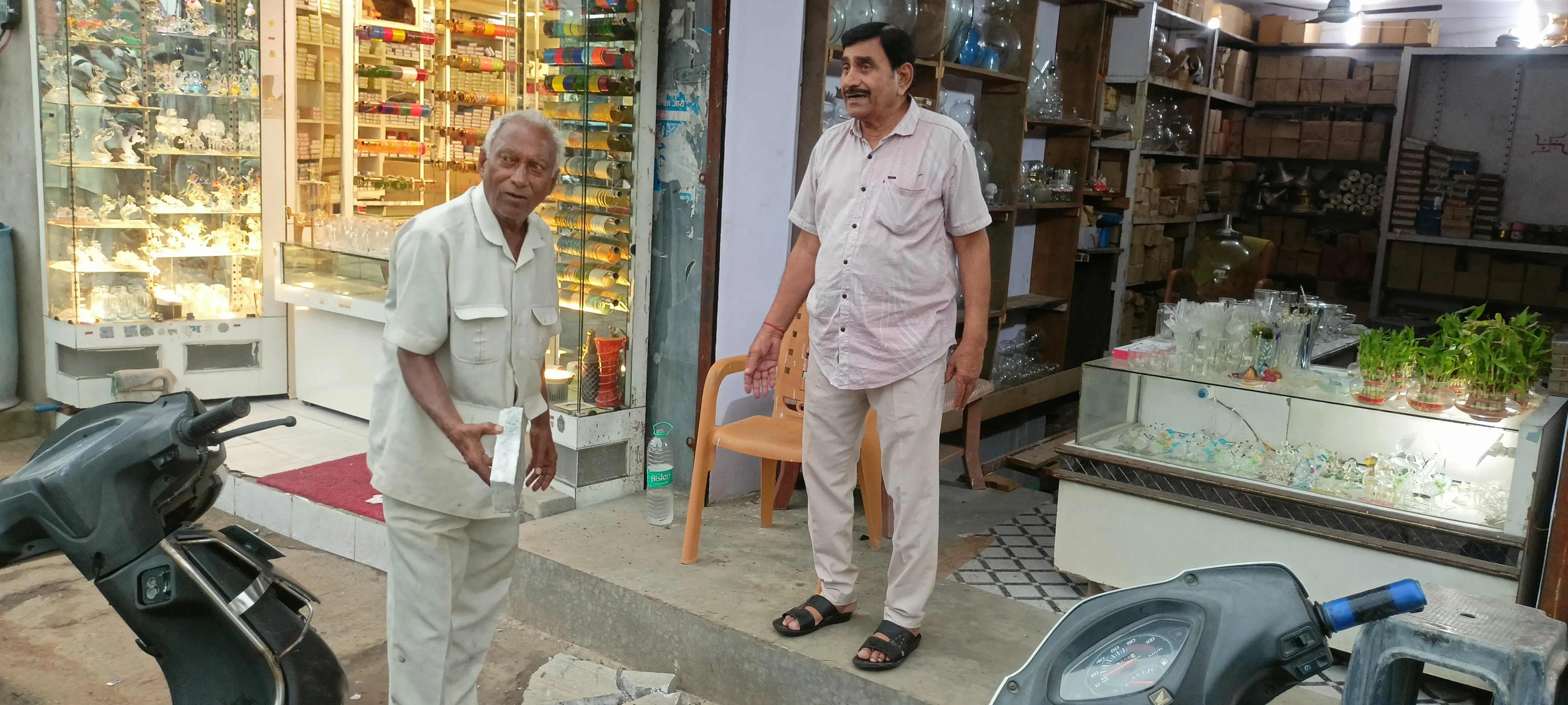 जैन मन्दिर में लगा पत्थर गिरने के दौरान दुकानदार बाल-बाल बचा