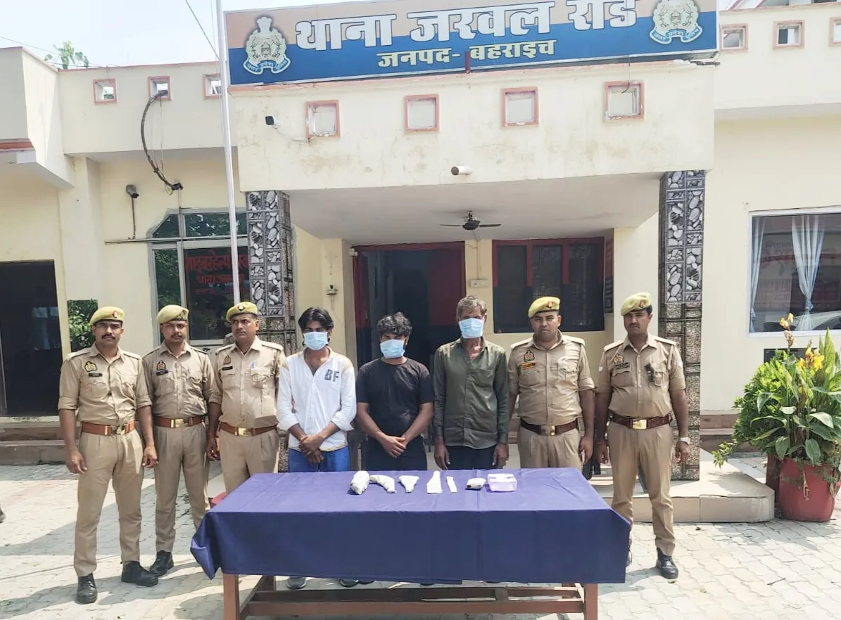 बहराइच:पुलिस टीम पर फायरिंग कर भागने वाले शातिर गोकश समेत 3 बदमाश गिरफ्तार