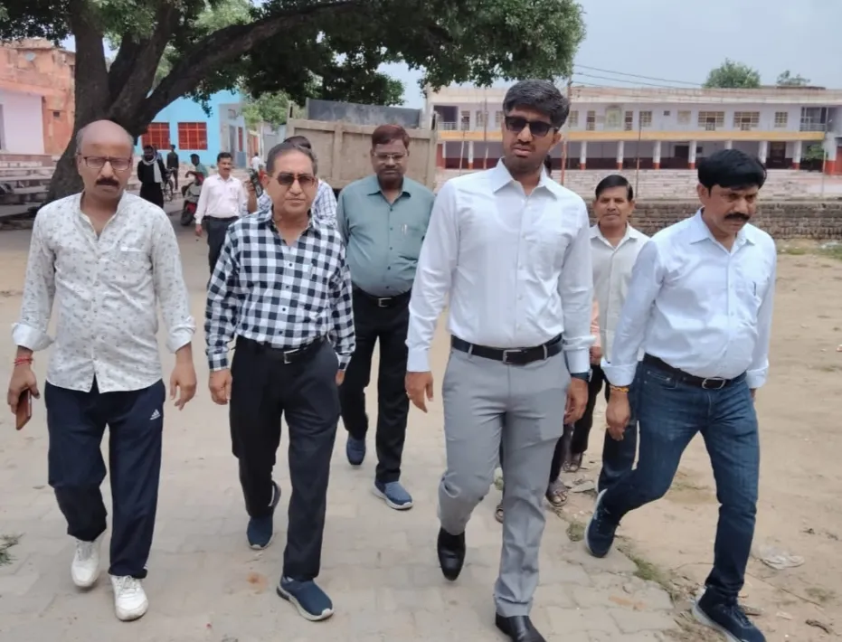 नगर आयुक्त ने किया सांती मन्दिर सहित अन्य मन्दिरो एवं कावंड़ मार्गो का निरीक्षण किया