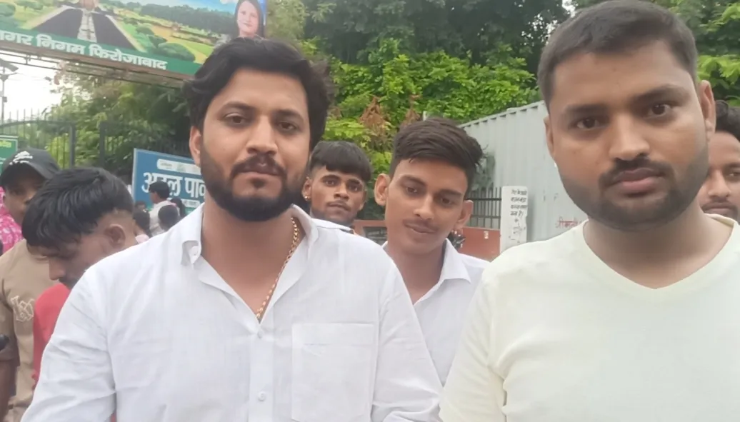 अटल पार्क घूमने आने वालों से प्रवेश के नाम पर लिये जाने वाले टिकट दर का किया विरोध