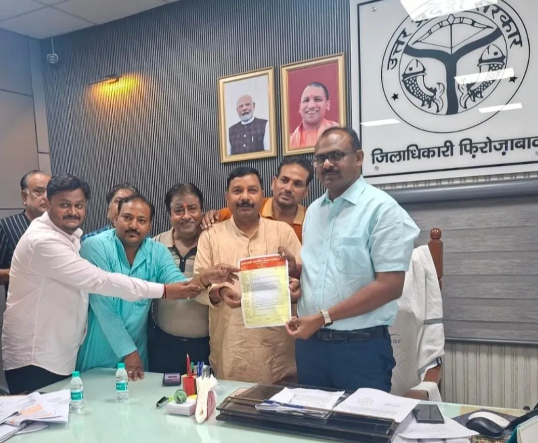 शास्त्री मार्केट व चन्द्र शेखर आजाद मार्केट में टॉयलेट की समस्या को लेकर डीएम से मिले व्यापारी