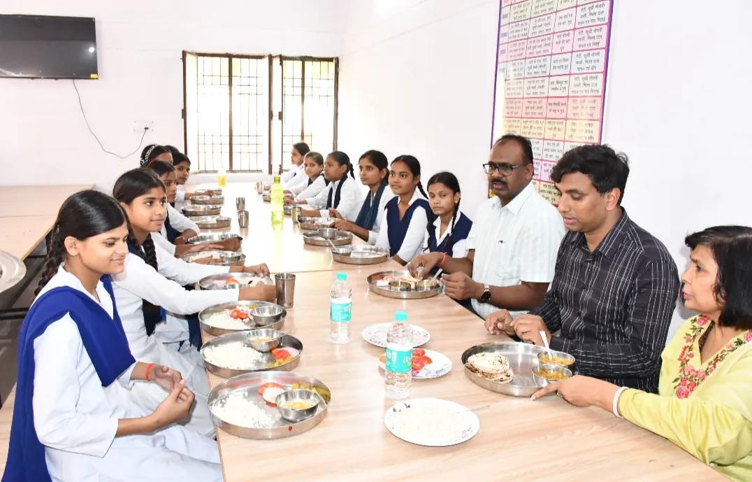 कस्तूरबा गाँधी विद्यालय एवं जिला शिक्षा प्रशिक्षण संस्थान का डीएम ने कियाआकस्मिक निरीक्षण 