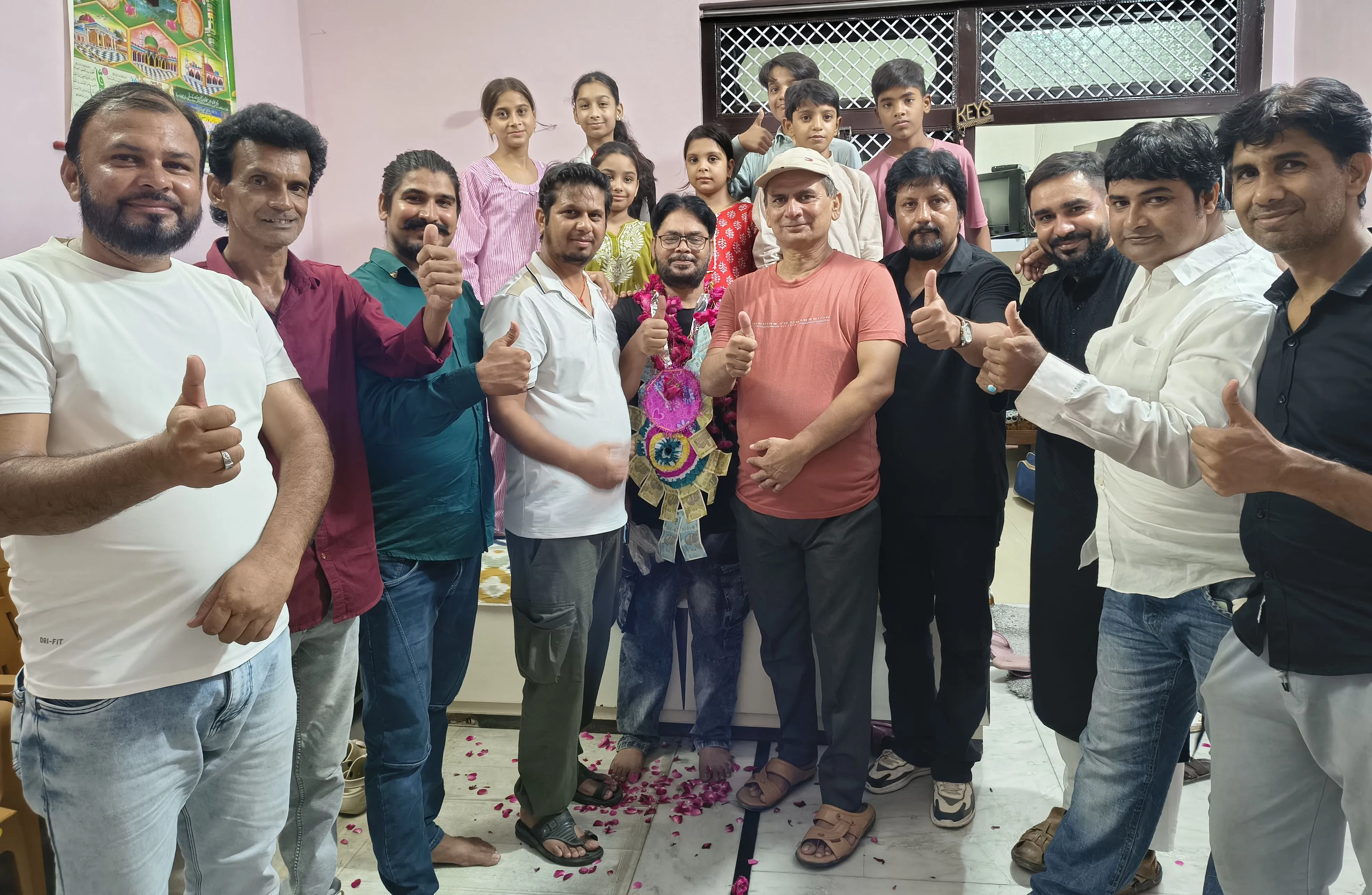 क़ाज़ी जमशेद, बाबू का फेसबुक मोनेटाइज, पहली कमाई पर जश्न 