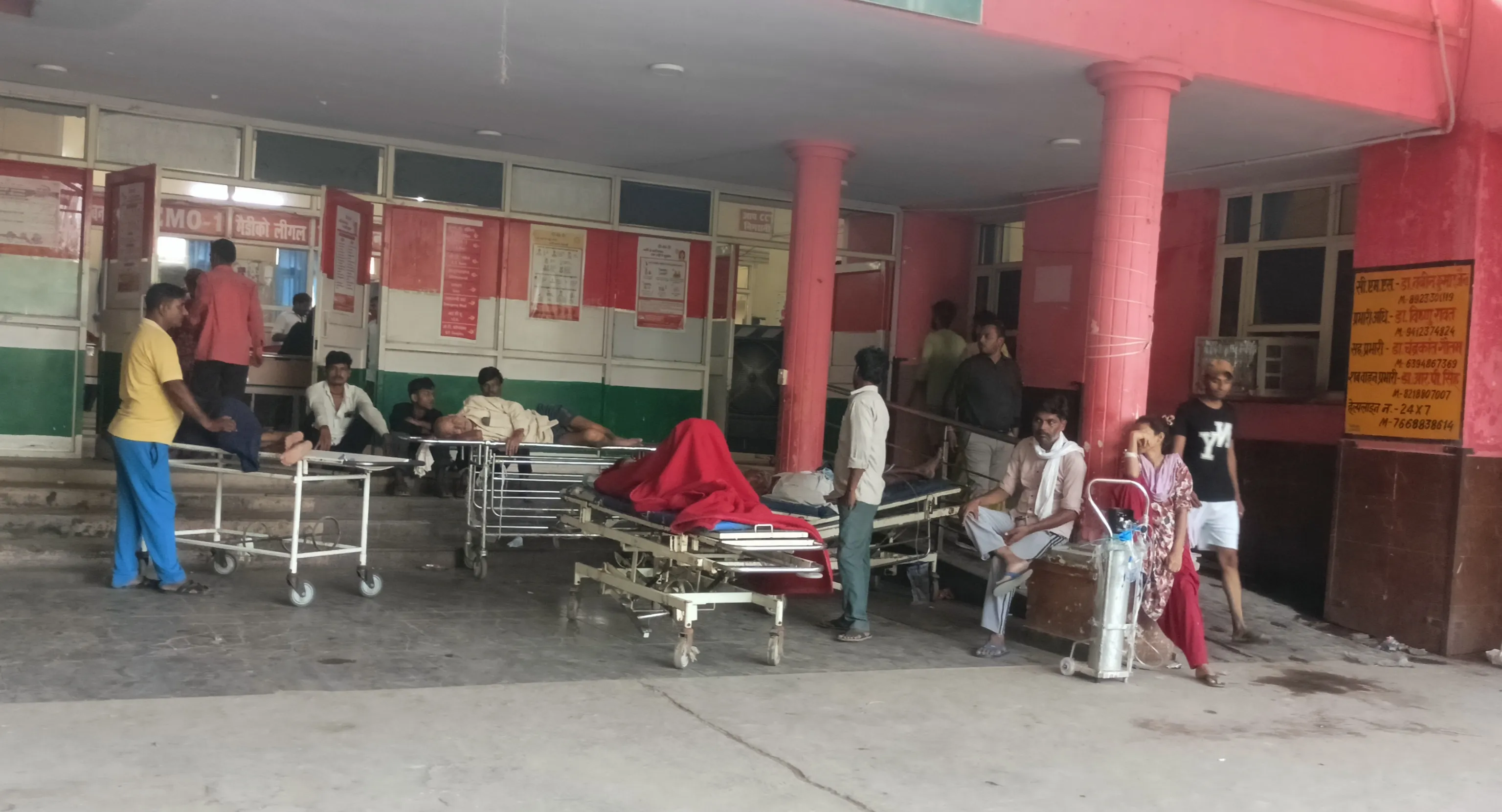 एम्बुलेन्स के अभाव में रोगियों को भीषण गर्मी में करना पड़ा स्ट्रेचरों पर इंतजार