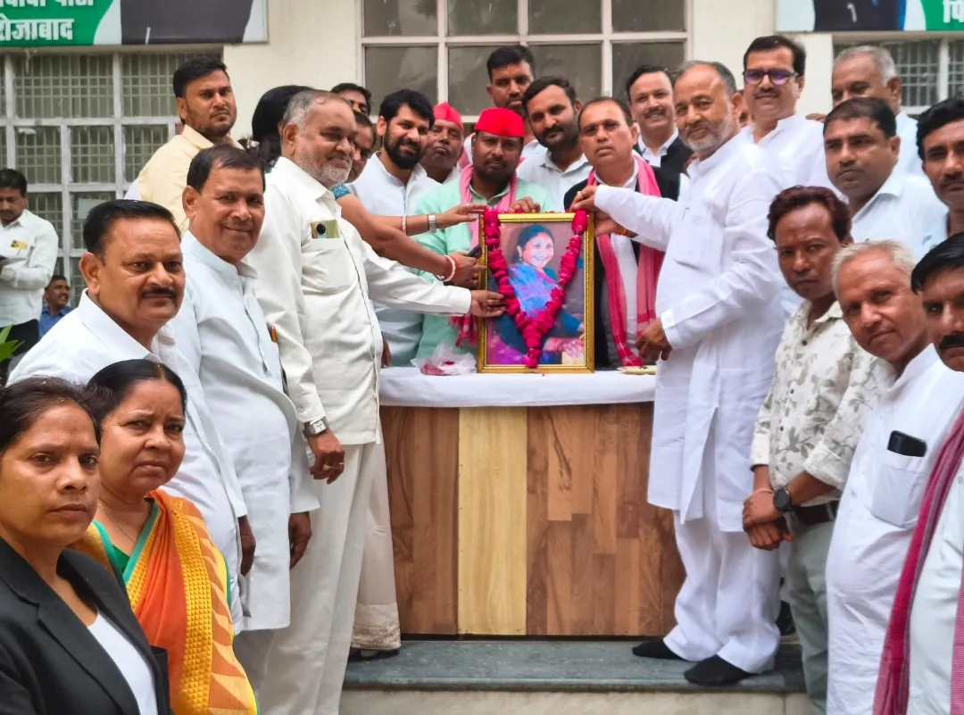 सपा कार्यालय पर मनाई गयी सपा सांसद फूलन देवी की जन्म जयन्ती