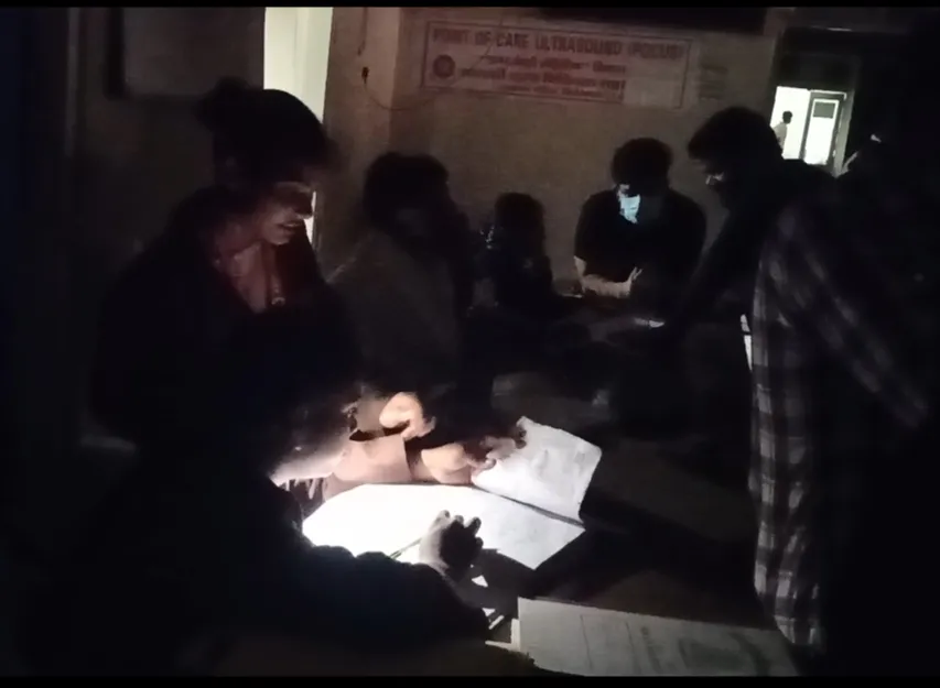 चिकित्सा महाविद्यालय से सम्बद्ध ट्रॉमा सेंटर में बत्ती गुल ,टॉर्च की रोशनी में लिखा गया उपचार