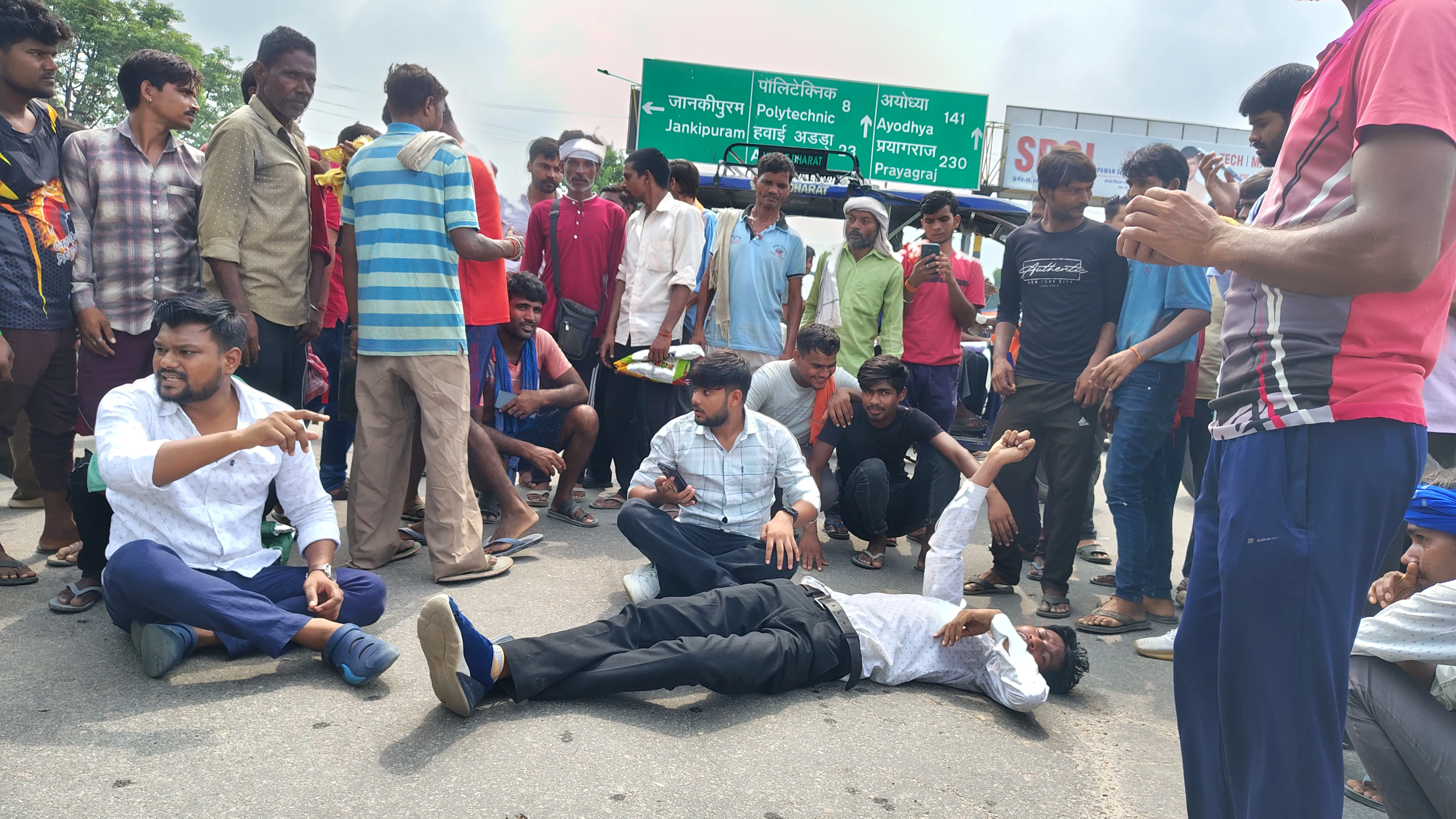 इंजीनियरिंग कॉलेज ट्रैफिक बूथ में पुलिसकर्मियों ने लॉ छात्र को बंद करके पीटा, मोबाईल तोड़ा