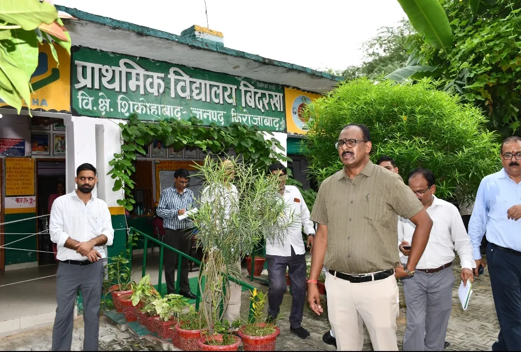 जिलाधिकारी ने उच्च प्राथमिक विद्यालय दखिनारा व बिदरखा का किया निरीक्षण