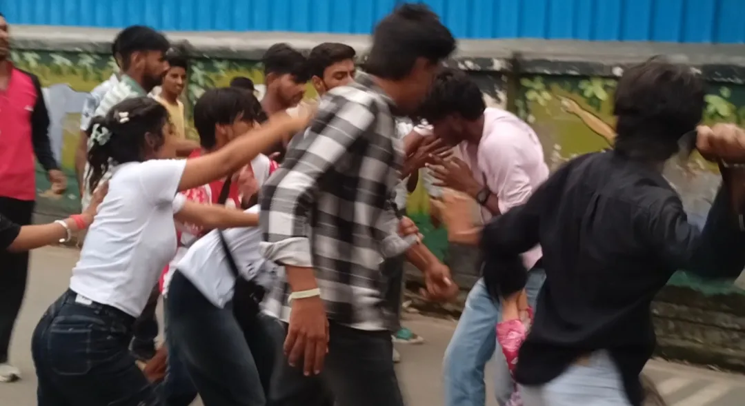 अटल पार्क में रील बनाने आयी युवतियों और उनके साथ आये युवकों ने एक युवक को जमकर पीटा 