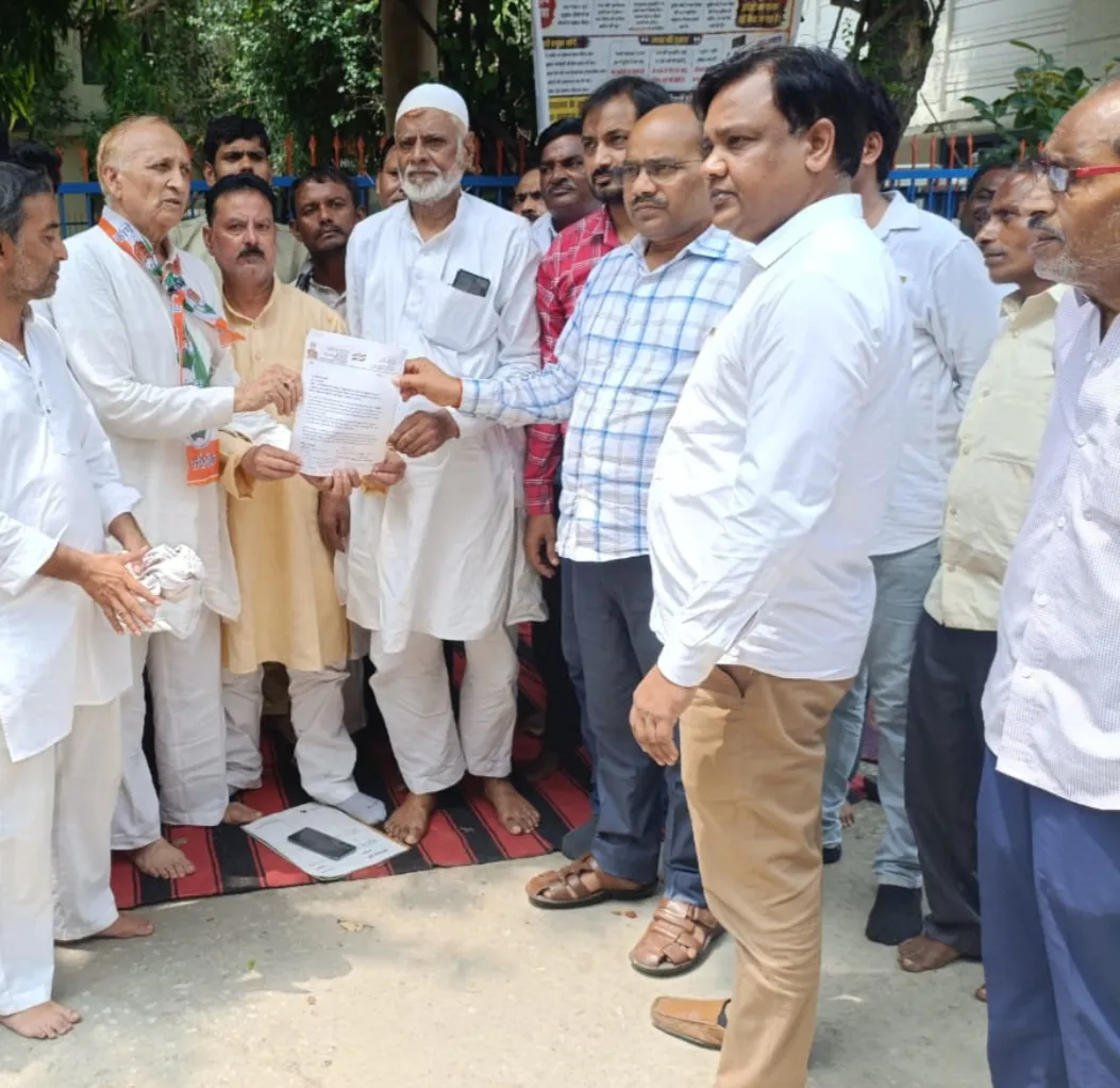 स्मार्ट सिटी के नाम पर आये धन के बाद भी नगर की अव्यवस्थाओ को लेकर कॉंग्रेसियो ने धरना प्रदर्शन कर ज्ञापन सौपा