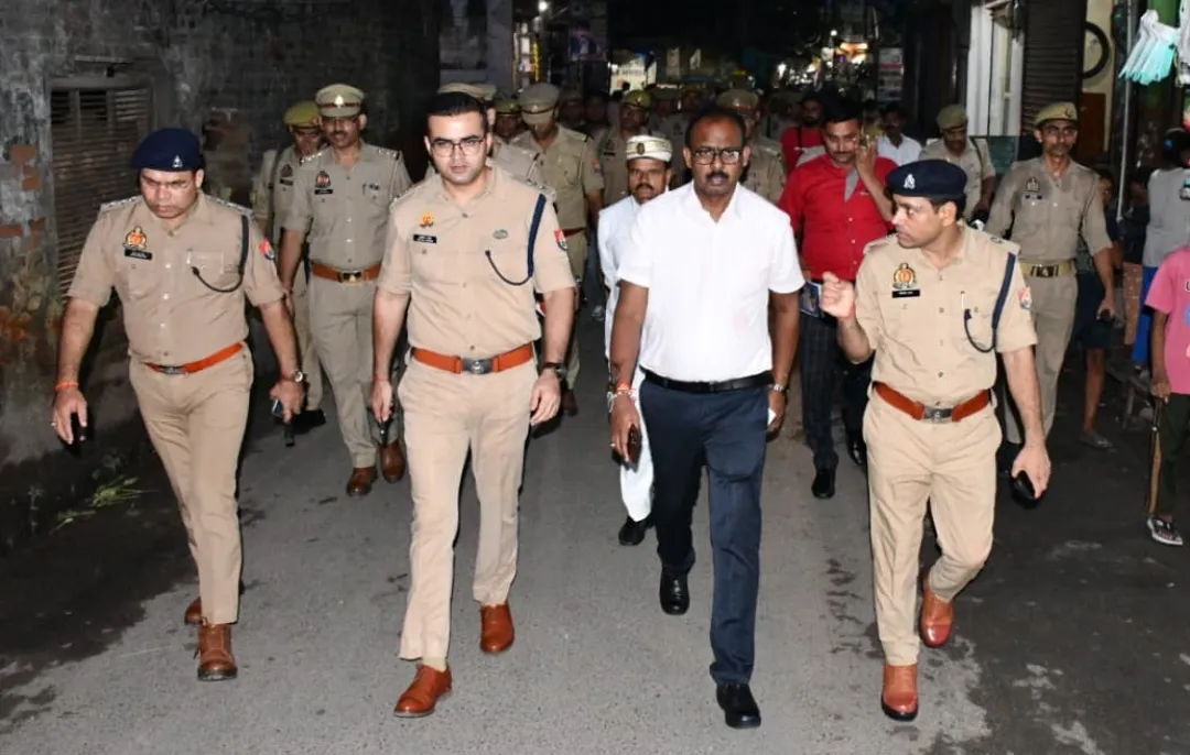 बारावफात के अवसर पर निकलने वाले जुलूस मार्ग का डीएम एसएसपी ने किया पैदल गस्त