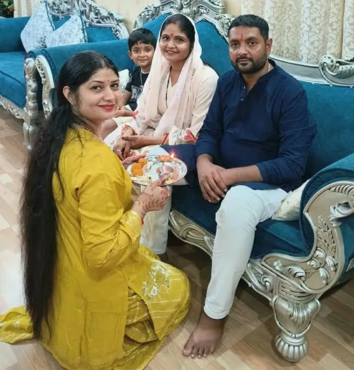 हर्षोल्लास के साथ मनाया जा रहा है रक्षाबंधन का त्यौहार, बाजार गुलजार, बस व रेलवे स्टेशन पर है भारी भीड़