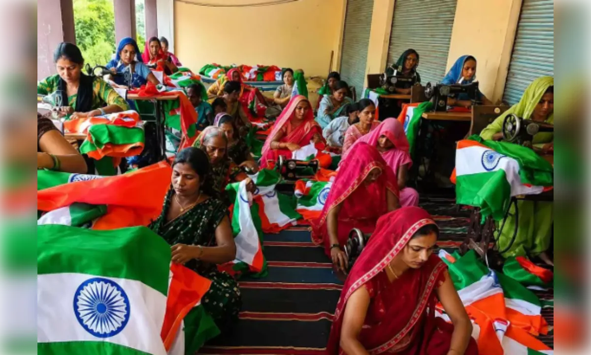 'हर घर तिरंगा'  में स्वयं सहायता समूह की महिलाओं की अहम भूमिका 