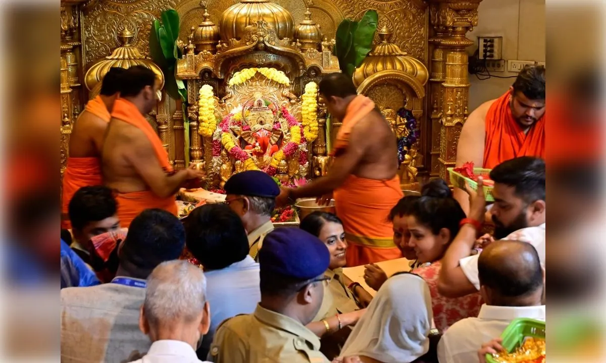 मुंबई के सिद्धि विनायक मंदिर में चढ़ावा चोरी का मामला